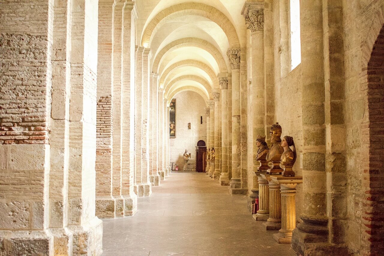 Binnenzijde van een oude kerk in Toulouse.