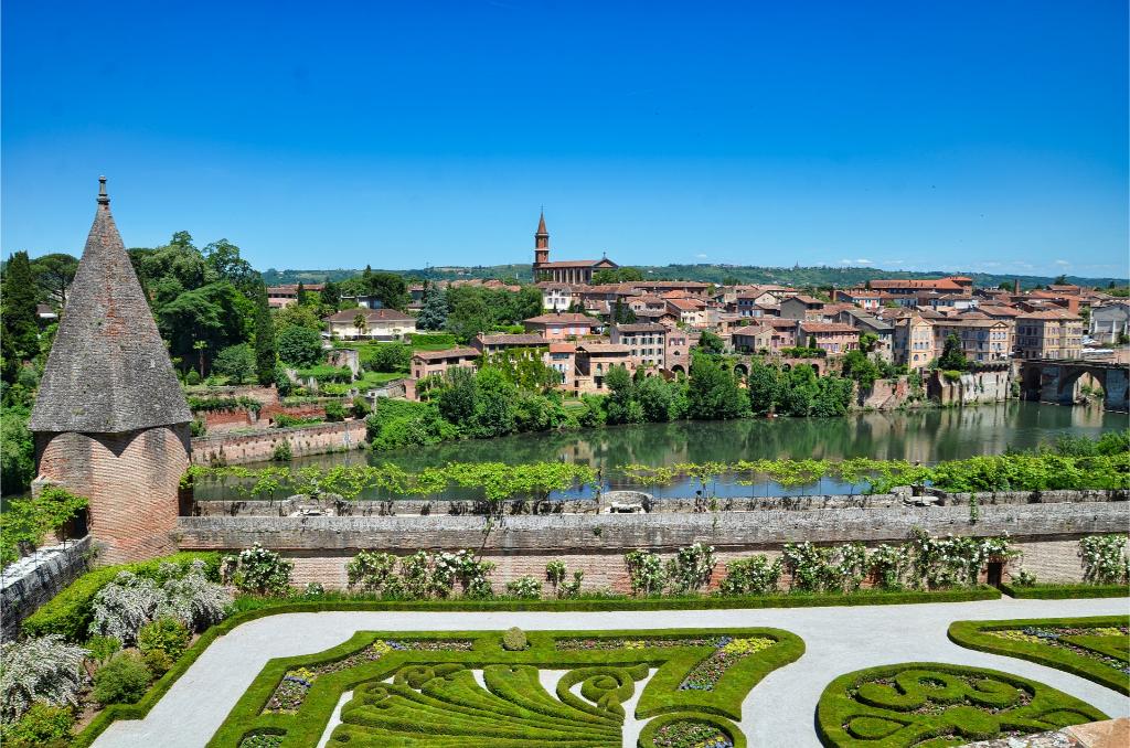 Zicht op het historisch deel van de Franse stad Albi en de rivier Tarn.