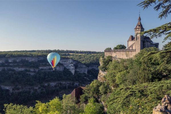Luchtballon vliegt over de Franse stad Rocamadour.