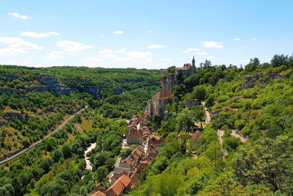 Zicht op Rocamadour, een middeleeuwse Franse stad gebouwd tegen een heuvel.