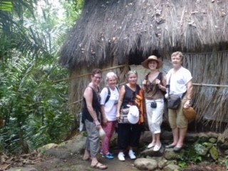 Le groupe des 5 à Sulawesi avec Lune de Lien Bali