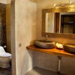 salle de bain avec éviers en pierre