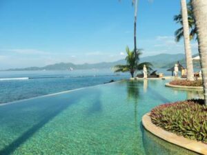 piscine vue sur mer