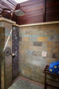 douche en pierres naturelles