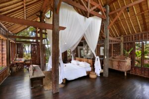 chambre avec arcitecture typique en bois d'Indonésie