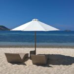 parasol sur une plage déserte