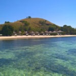 bungalows sur une petite île tropicale