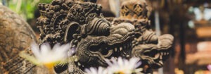 statues d edragon décorant le devant des temples à Bali