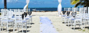 cérémonie de mariage sur une plage de sable blanc