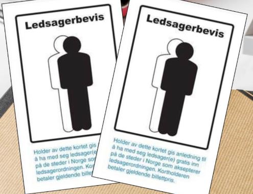 Ledsagerbevis er et fysisk eller digitalt kort som kommunene kan gi til personer som på grunn av funksjonsnedsettelse trenger ledsager for å delta i samfunnet. https://www.bufdir.no/likestilling/ledsagerbevis/ Siste årene har vilkårene for ledsagerbevisordningen blitt gradvis dårligere, med stadig færre transportaktører som innvilget gratis reise for ledsagere. Det var diskriminering med at en gruppe av mennesker med funksjonsnedsettelse fikk bringe gratis ledsagere overalt, mens utviklingshemmede ikke fikk dette. En så også geografisk ulikhet fordi transportaktører i noen områder lot ledsagerne reise gratis, mens andre steder måtte ledsagerne betale for billett. LUPE har i alle år arbeidet for at mennesker med utviklingshemming blir akseptert som likeverdige mennesker, og skal ha de samme rettigheter og muligheter som alle andre. Dette støttes ved onkorporering av CRPD (FNs konvensjon om rettighetene til mennesker med nedsatt funksjonsevne). CRPD skal sikre at funksjonshemmede får fullt utnytte sine menneskerettigheter på lik linje med andre, basert på prinsippene om selvråderett, ikke-diskriminering og deltakelse. LUPE har arbeidd for at ledsagerbevisordningen skal gi utviklingshemmede de samme mulighetene som andre til å benytte offentlig transport. LUPE har hatt korrespondanse med transportaktører og med Samferdselsdepartementet som setter rammene. Det ble nylig foretatt en evaluering av ordningen i Samferdselsdepartementet der LUPE sendte sine innspill for å sikre rettighetene og for at det skulle bli likhet for ordningen. Resultatet ble et rundskriv som nå sikrer gratis reise for én ledsager til uføre med dokumenterte behov for ledsager, det vil si med ledsagerbevis. Ordningen gjelder for offentlig kjøpt kollektivtransport. https://www.regjeringen.no/contentassets/1e89df5a685842f68b83b45553f2a565/rundskriv-om-rabattordninger-i-kollektivtransporten.pdf Dessverre har vi fremdeles ikke kommet helt i mål. De sosiale rabattene (som honnørrabatt) skal som hovedregel gjelde for fylkeskommunale ruter med buss, båt og T-bane, trikk/bybane, fylkes- og riksveiferjer, samt tog, kystruten Bergen-Kirkenes og flyruter med offentlig tjenestekontrakt. Men ordningen med gratis reise for ledsager gjelder ikke på fly. De fleste av flytrafikken drives kommersielt, der det ikke gis noen sosiale goder. Men for å sikre et godt flytilbud over hele landet, kjøper Samferdselsdepartementet noen flyrutetjenester med forpliktelser til offentlig tjenesteyting (FOT). Der stilles de krav til maksimalbillettpris, kapasitet, frekvens, ruteføring mv. Flyselskapene stiller krav om at utviklingshemmede må ha ledsagere på fly, og det må være én ledsager til hver utviklingshemmet. Flyselskapene gir honnørrabatt på FOT ruter, men fremdeles det altså betales for billett for nødvendige ledsagere. LUPE vil derfor fortsette arbeide for at utviklingshemmede i fremtiden skal kunne bringe ledsager gratis på alle steder som har offentlig tjenestekontrakt.