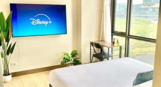 Steps from Okada: Luxury King 1BR | Near NAIA & Gaming District