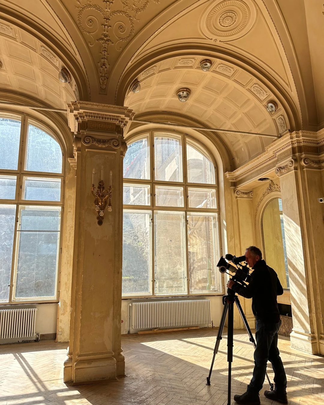 Ein Fotograf mit Stativ im Speisesaal des Südbahnhotels