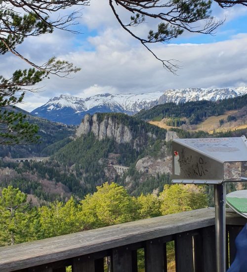 Aussichtsterrasse mit Kaleidoskop und Blick auf die Bergewelt inklusive Semmeringbahn