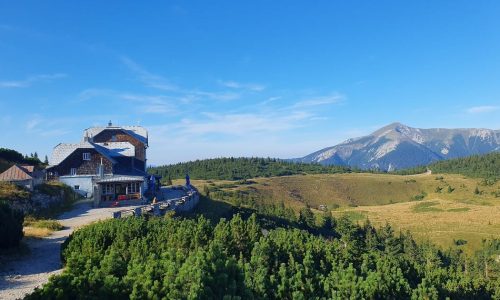 Ottohaus auf der Rax mit Schneeberg im Hintergrund