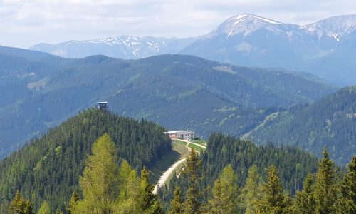 Blick auf den Hirschenkogel eingebettet in die Semmeringer Bergwelt Herschenkogel vor der Bergwelt rund um den Semmering