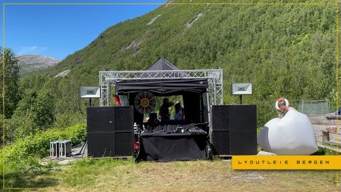 DJ booth setup med lyd av Lydutleie Bergen