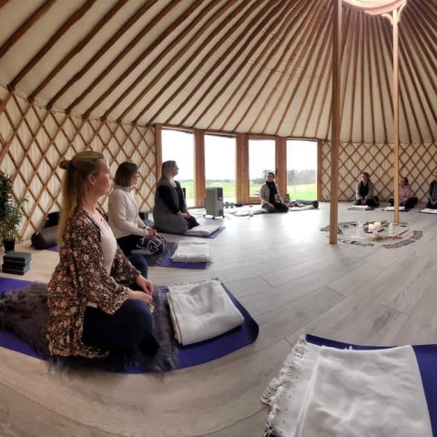 Yin yoga og meditation i jurten