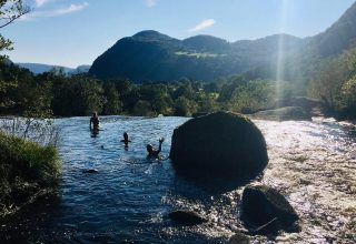 Piscina naturale con vista 🌿🌾