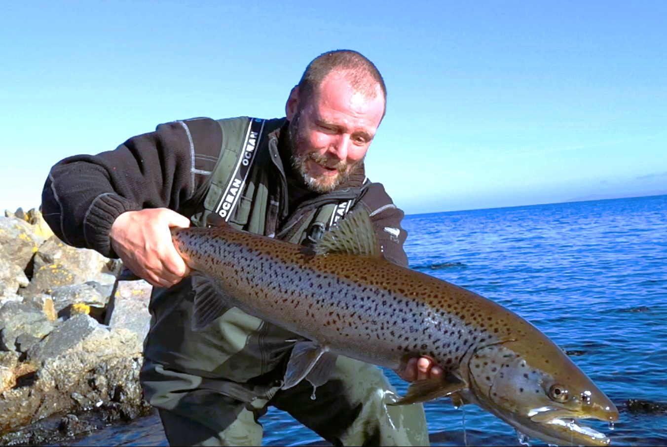 Kystplads til lystfiskeri på Bornholm efter havørreder. Fiskevideo fra Kæmpestranden.