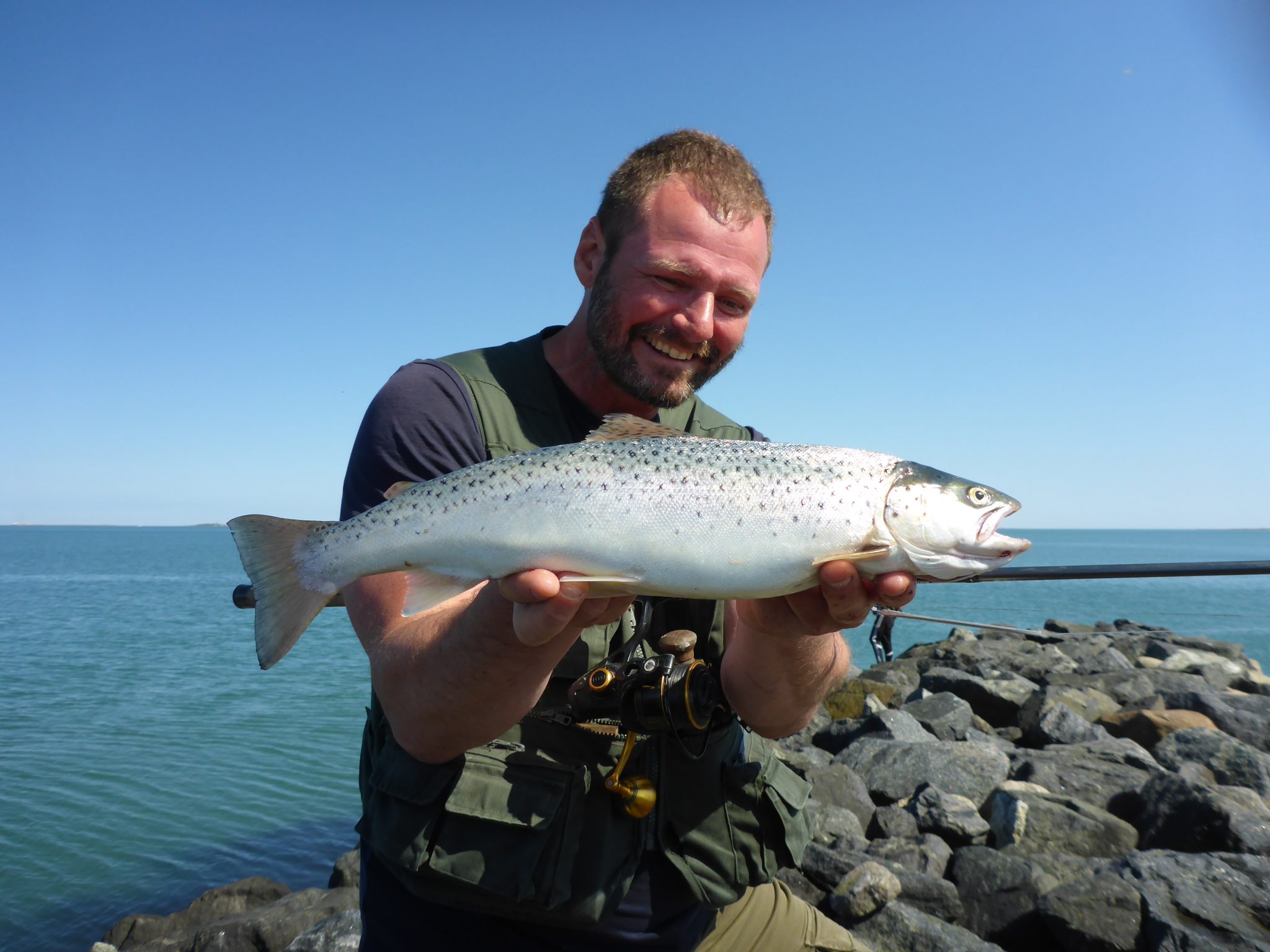 Strandby lystfiskeri efter havørred.