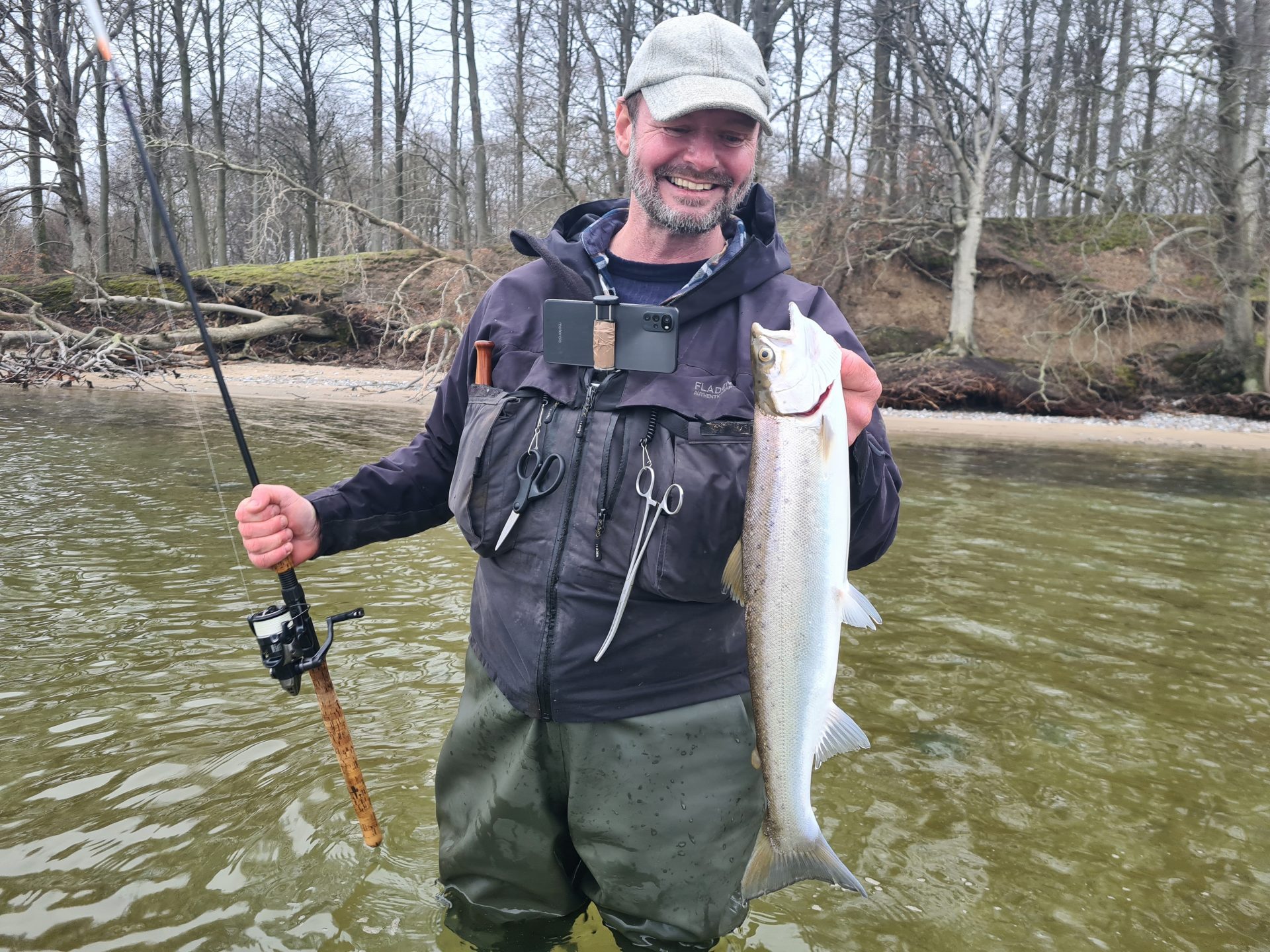 Lystfiskeri ved Vargårde Skov. Her ses Jari med en havørred.