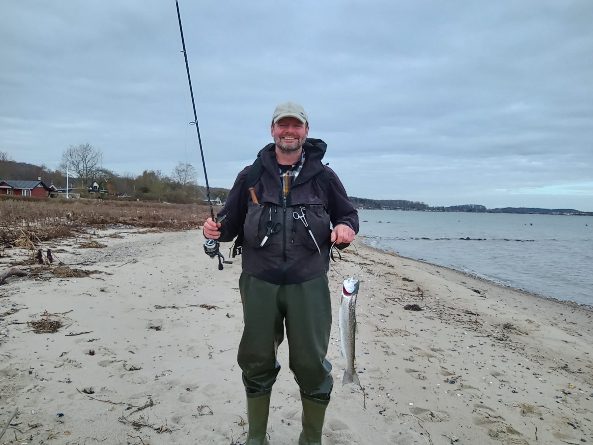 Lystfiskeri efter havørreder ved Grønninghoved Strand.