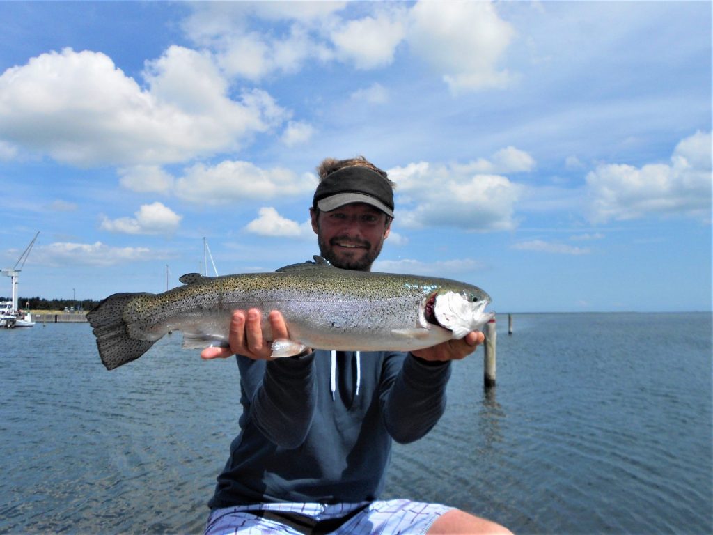 Jari med en Steelhead fra Udbyhøj Lystbådehavn ved Randers Fjord.