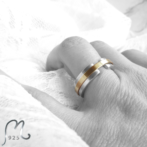 Love ribbon. Stilren vigselring i vitt & rött guld, 18 k.