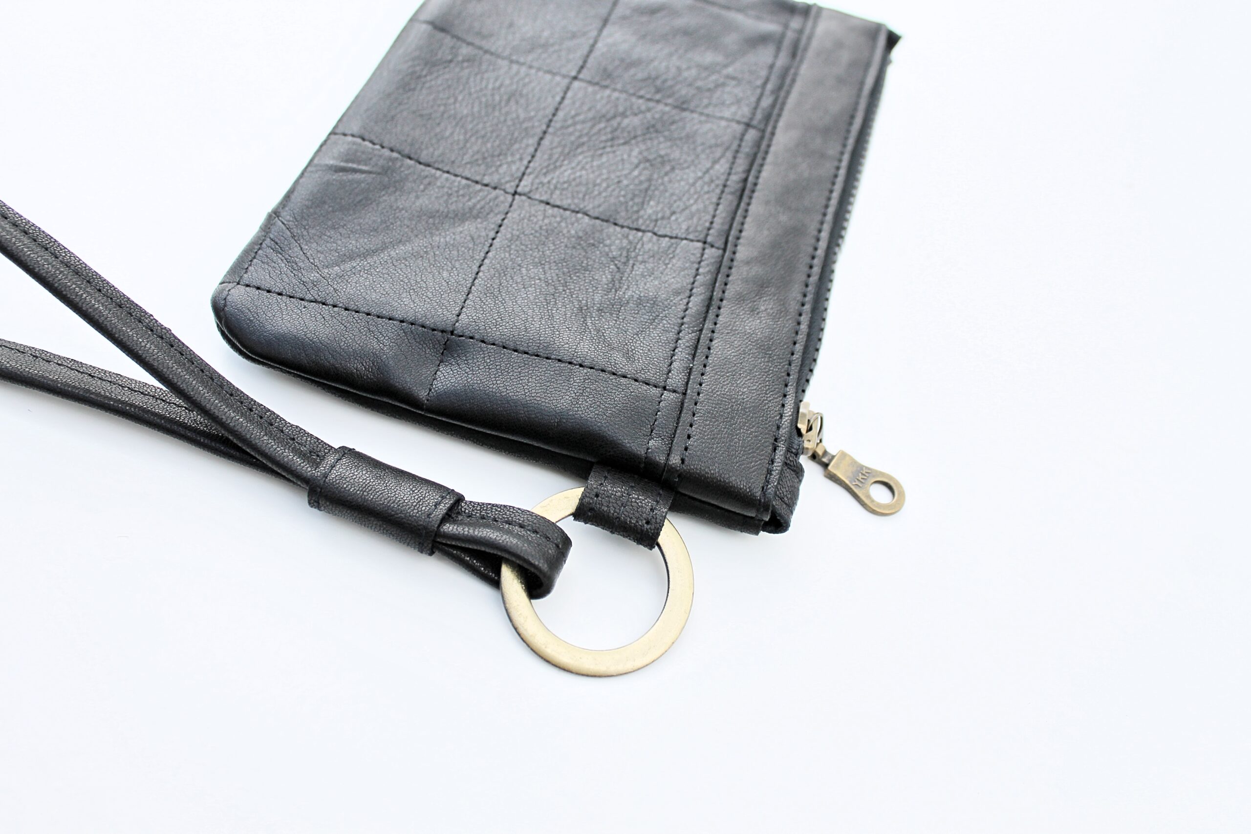 Sort lynlås pung i skind - clutch taske med rem.
