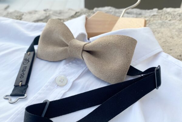 Beige butterfly i ruskind. Sand farvet bow tie til mænd