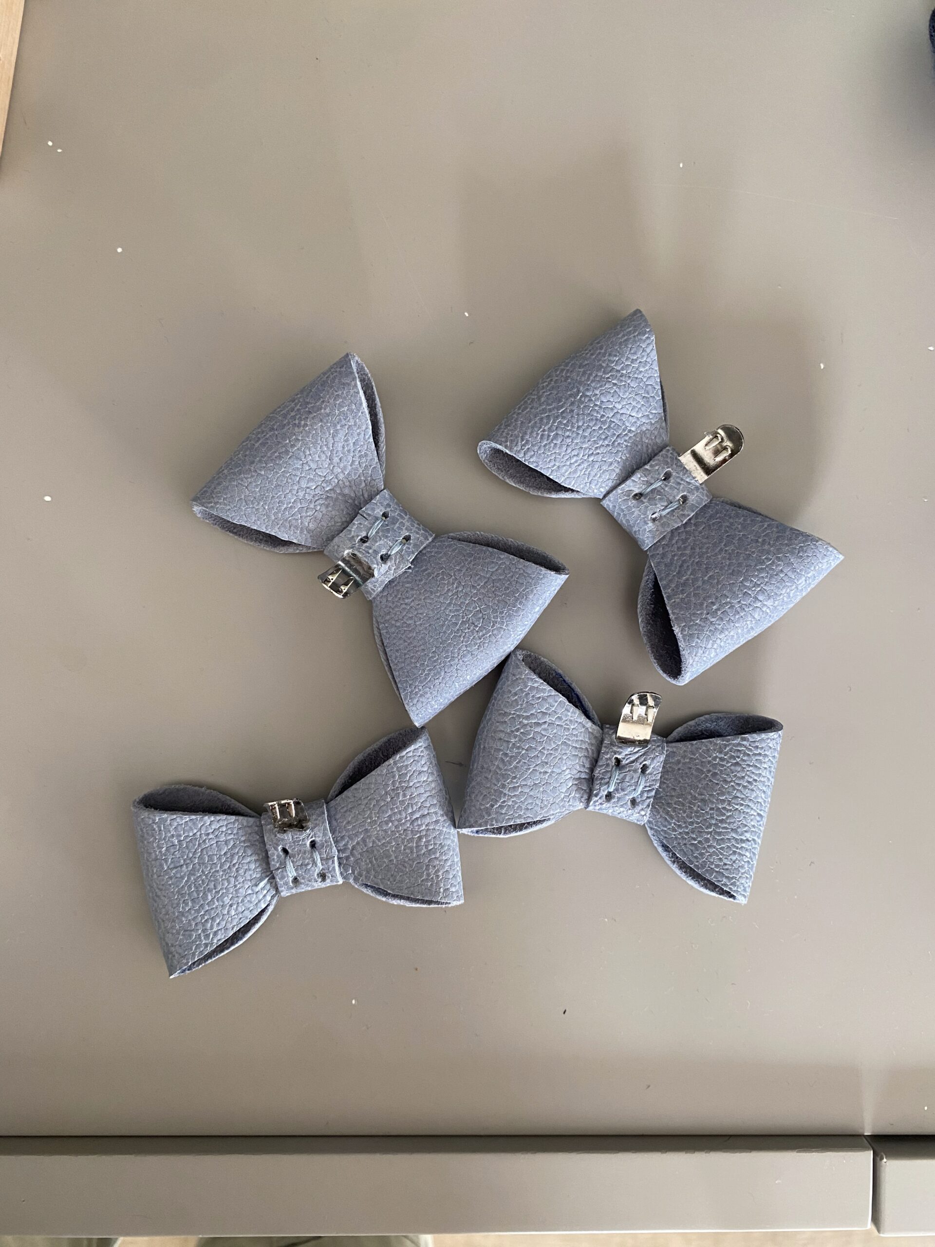 Lys blå sko clips i gedeskind. 8.5 cm . Håndlavede sløjfepynt til sko