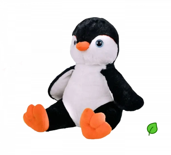 Een knuffel in de vorm van een pinguïn die neerzit. De knuffel kreeg als naam Pim de pinguïn. Rechtsonderaan staat een groen blaadje om aan te geven dat dit een ecologische knuffel is.