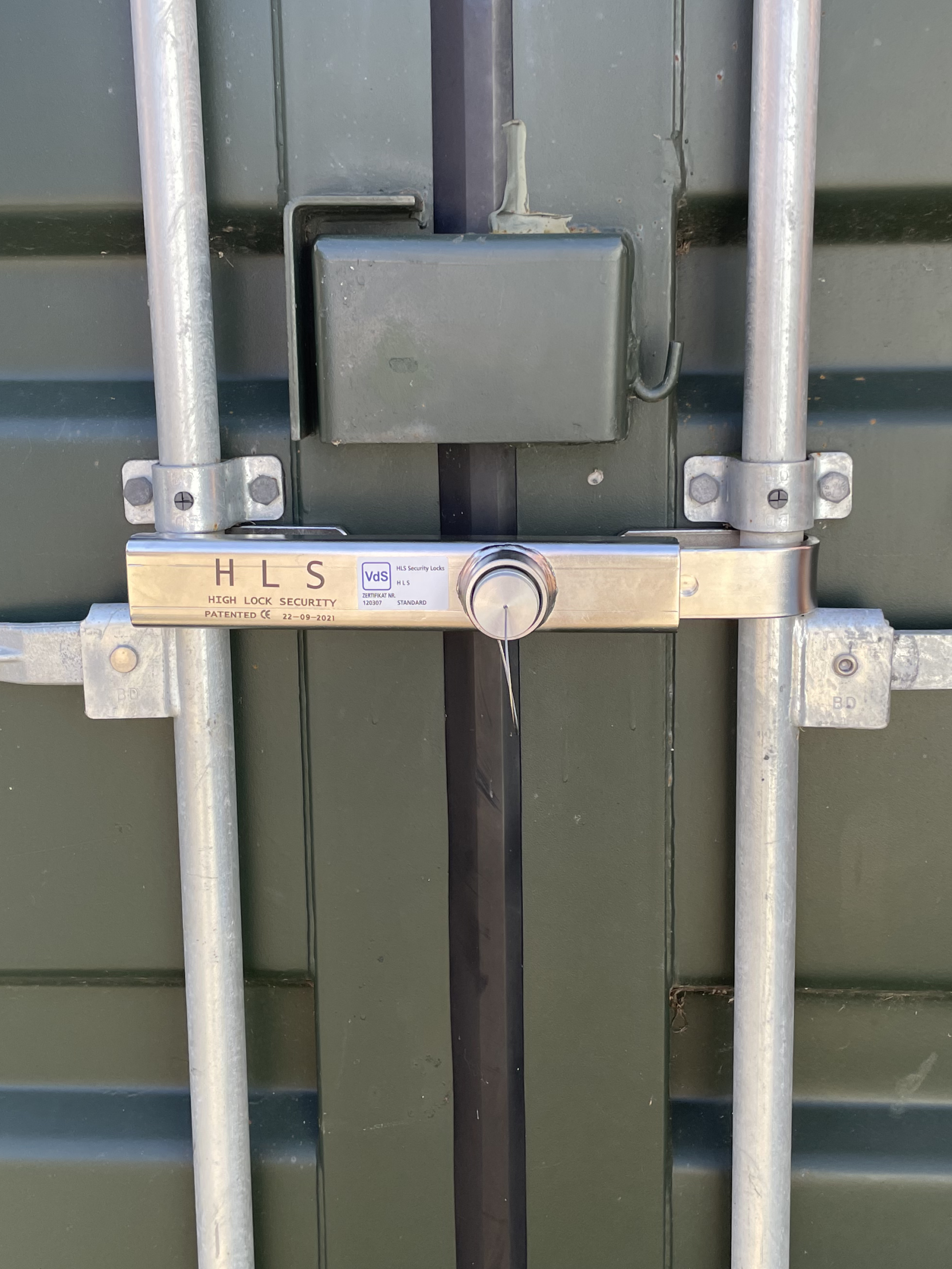 Kontainer lås fra HLS - CRO optimering udført - billedet viser hvordan låsen sidder fast på en kontainer 