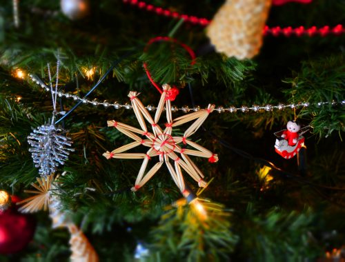 Canva - Close-up of Christmas Tree at Night Foto af Gary Spears