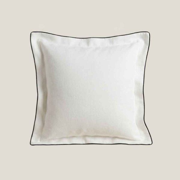 Cojín blanco con ribete negro de diseño elegante y atemporal. Ideal para bodas, eventos y espacios sofisticados que buscan contraste, equilibrio y luminosidad.