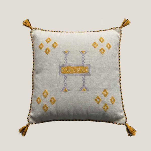 Cojín bereber blanco y mostaza con bordados artesanales y flecos decorativos. Ideal para bodas, eventos y espacios de estilo mediterráneo, natural o boho.