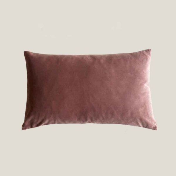 Cojín rectangular rosa empolvado con acabado aterciopelado. Ideal para bodas, eventos y espacios elegantes que buscan calidez, suavidad y sofisticación.