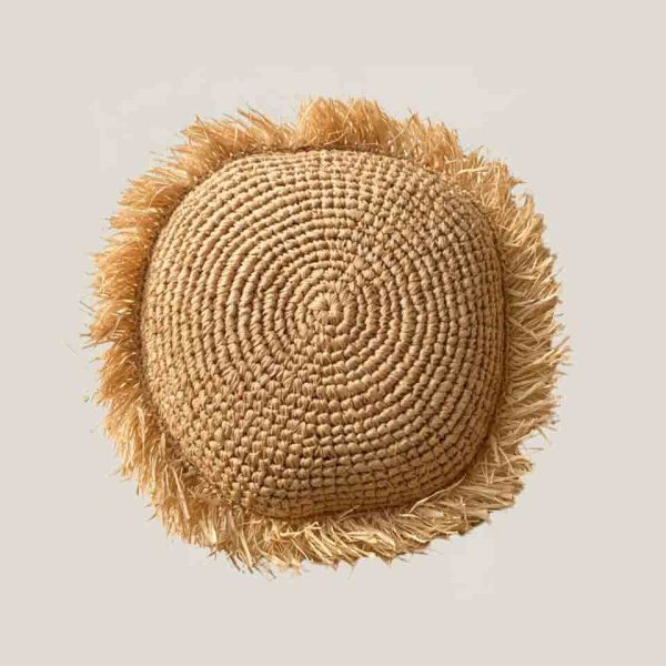 Cojín redondo de rafia natural trenzada con flecos decorativos. Ideal para bodas, eventos y espacios de estilo mediterráneo, boho o natural.