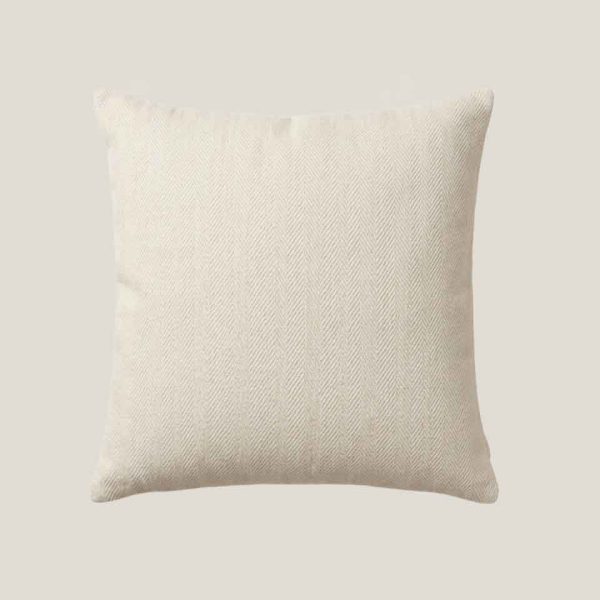 Cojín blanco roto con textura en espiga. Una pieza elegante y versátil para eventos, zonas lounge y decoraciones mediterráneas, naturales o contemporáneas.