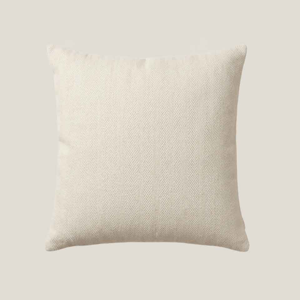 Cojín blanco roto con textura en espiga. Una pieza elegante y versátil para eventos, zonas lounge y decoraciones mediterráneas, naturales o contemporáneas.