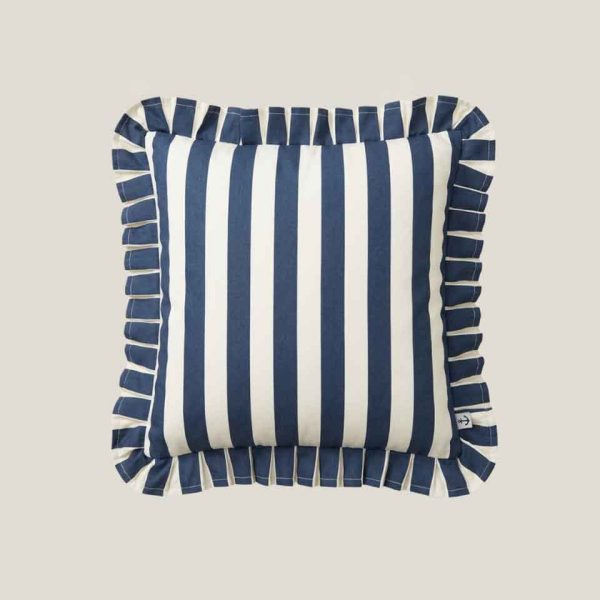 Cojín de rayas azul marino y blanco con volante decorativo. Inspiración mediterránea y náutica para bodas, eventos y espacios elegantes con carácter costero.