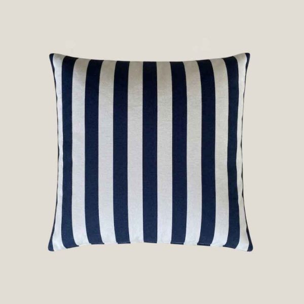 Cojín de rayas azul marino y blanco con inspiración mediterránea y náutica. Ideal para bodas, eventos y espacios elegantes que buscan frescura y personalidad.
