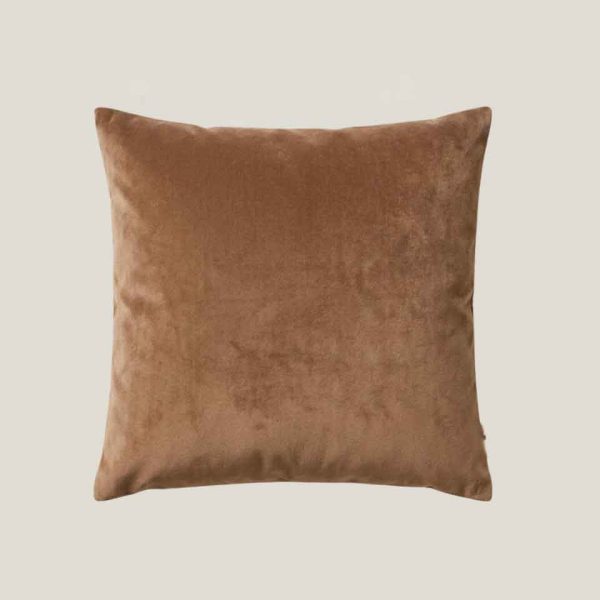 Cojín de terciopelo camel elegante y atemporal. Ideal para eventos, espacios lounge y decoraciones mediterráneas, naturales o contemporáneas.