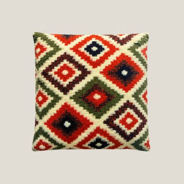 Cojín étnico multicolor con diseño geométrico en relieve. Ideal para decorar espacios lounge, eventos y ambientes boho o mediterráneos con carácter y textura.