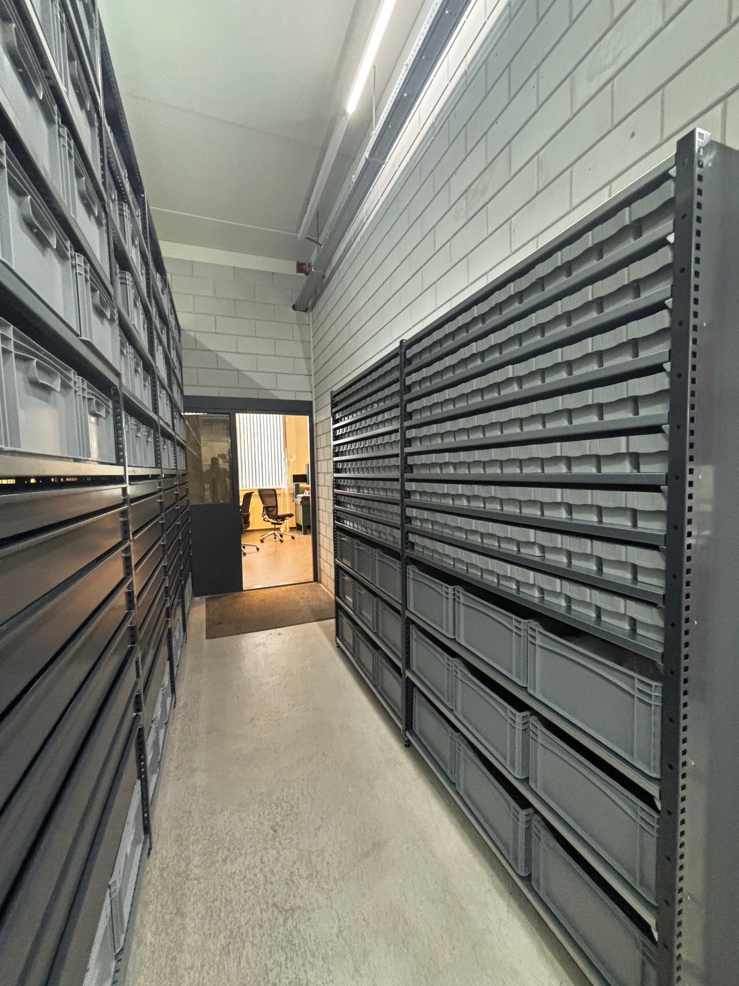 magazijnbakken grijpvoorraad