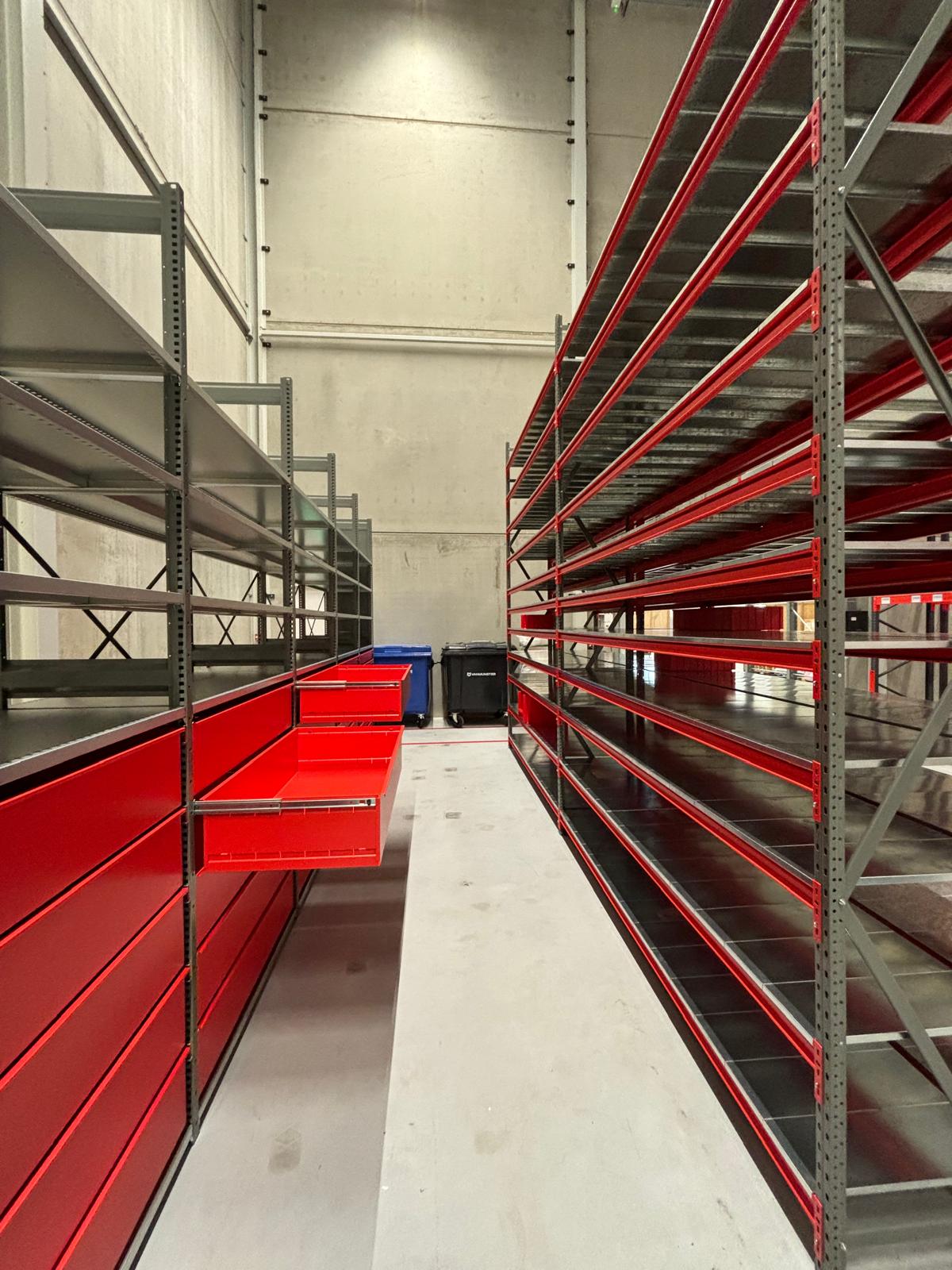 Staal, aluminium of ijzer: de juiste materiaalkeuze voor uw magazijnstelling 3 ladestelling met breedvakstelling