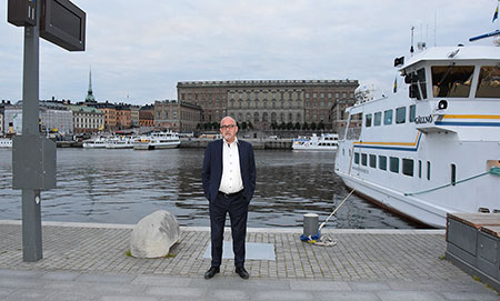El escritor Melker Garay frente al palacio real, en Estocolmo. Foto: Marisol Aliaga.