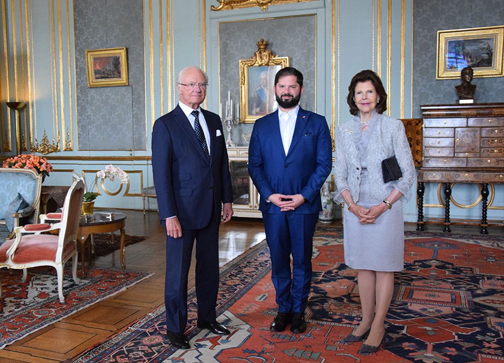 El Rey de Suecia ofreció un almuerzo al Presidente de Chile, Gabriel Boric, cuando éste visitó Suecia. En la foto junto al Rey Carlos Gustavo y la Reina Silvia, en una dependencia del palacio real.
