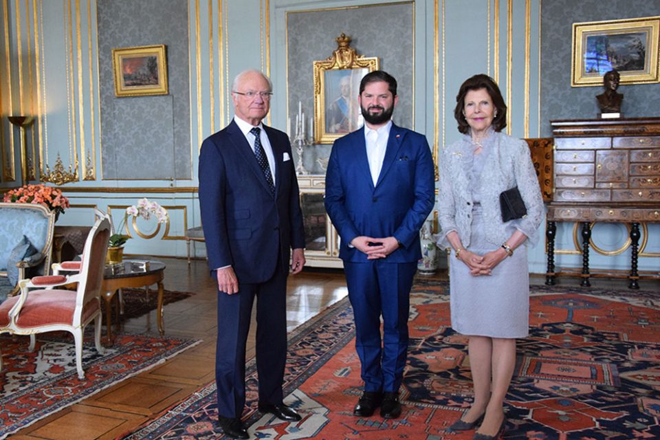 El Rey de Suecia ofreció un almuerzo al Presidente de Chile, Gabriel Boric, cuando éste visitó Suecia. En la foto junto al Rey Carlos Gustavo y la Reina Silvia, en una dependencia del palacio real.