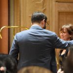 María José recibió un abrazo del presidente Boric al finalizar du discurso.